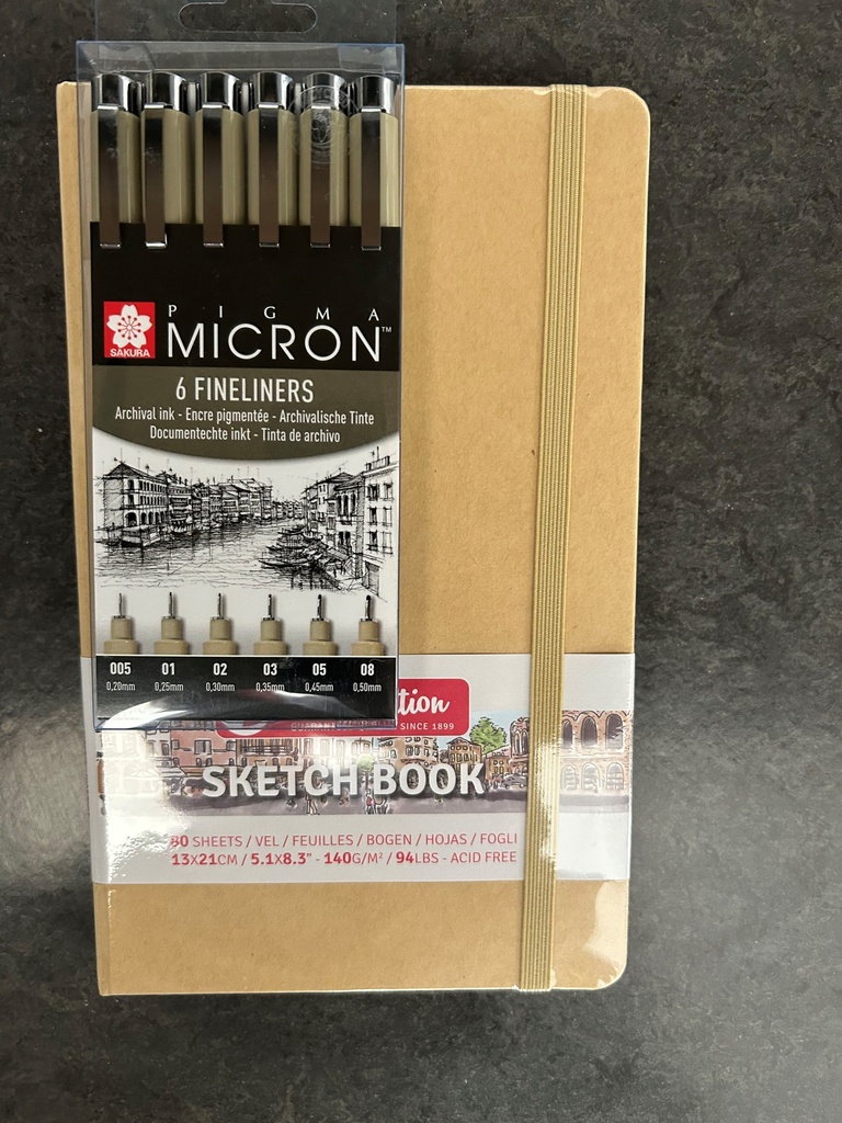 Bloc  à  esquisse Sketch Book kraft 80 fles,140g/m2, 13 x 21 cm avec un paquet de feutres Pigma Micron set de 6 pièces noir